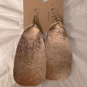 Plunder Gold colored leather earrings